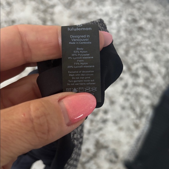 NWOT Lululemon Reflective Running gloves - Picture 4 of 4